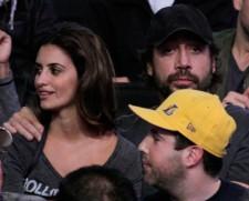 2010__01__Penelope_Cruz_and_Javier_Bardem_Lakers_Game_Jan18_3655 225×181.jpg