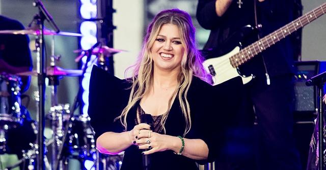 kelly clarkson jokes stylists tight dress