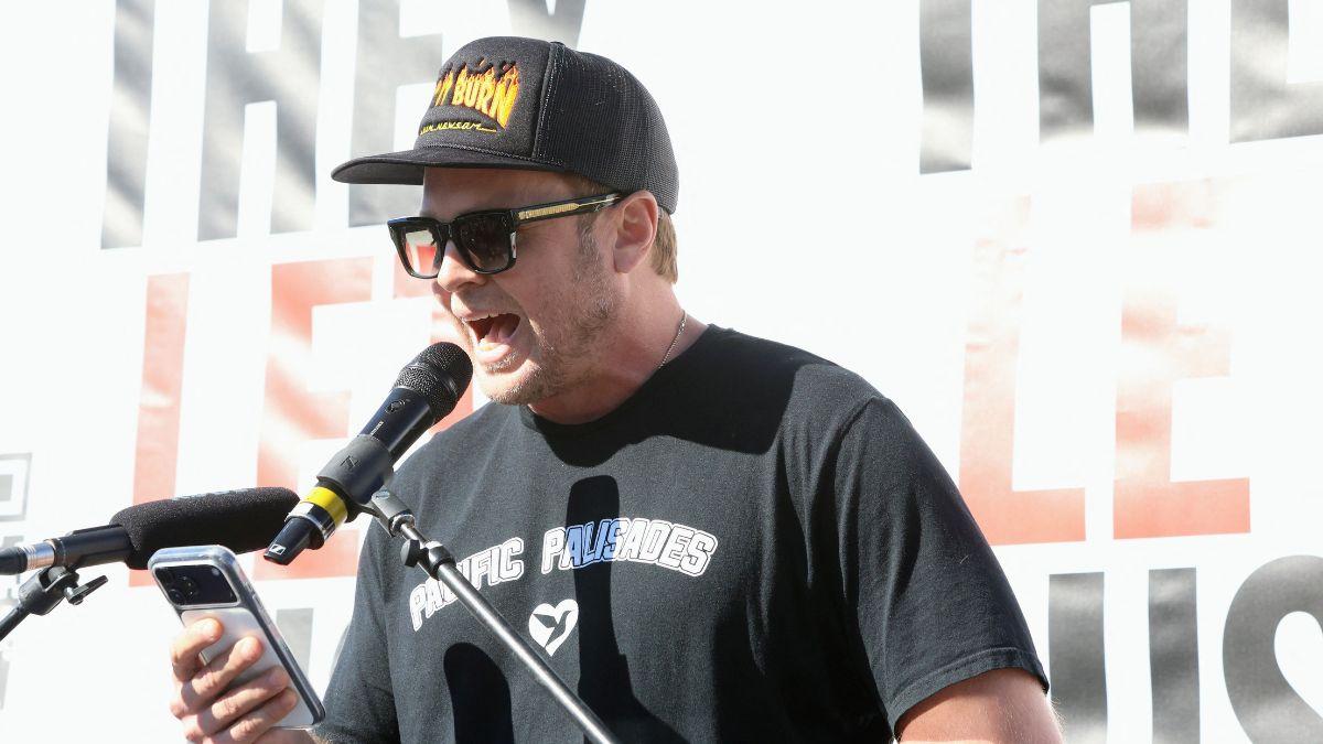 Image of Spencer Pratt nodded along as guests joined the performance.