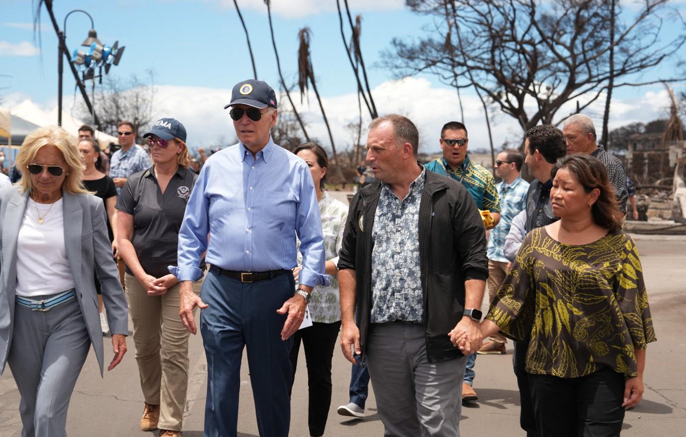 biden surveys fire daagae maui