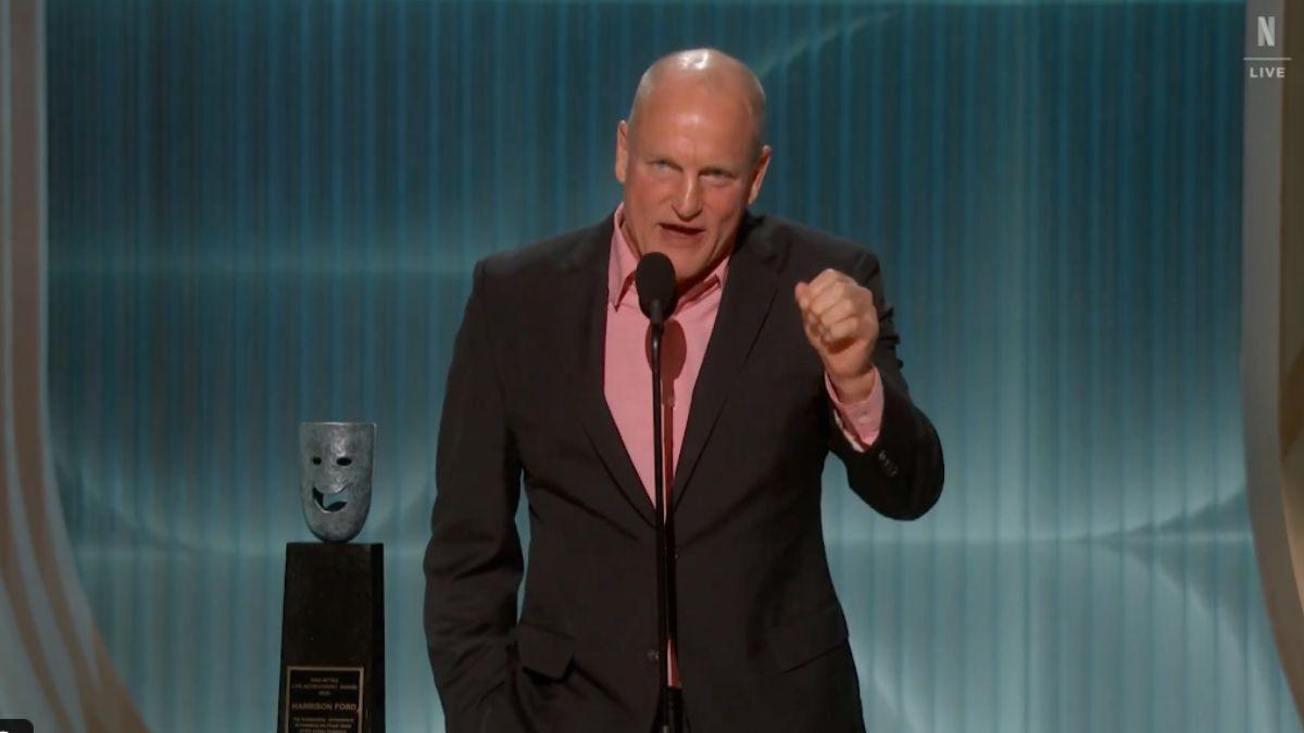 Photo of Woody Harrelson 'became self-conscious' when he realized his jokes were bombing, a body language expert shared.