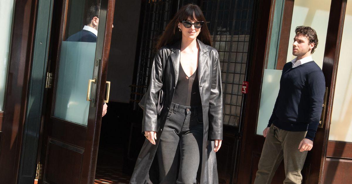 dakota johnson without engagement ring split fiance chris martin