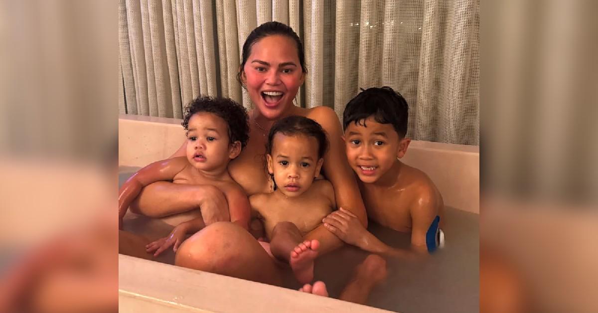 chrissy teigen claps back criticized bathing  kids photo