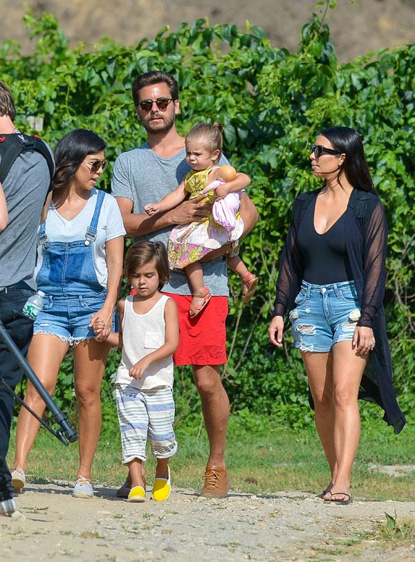 Kourtney kardashian suing scott disick tell all book