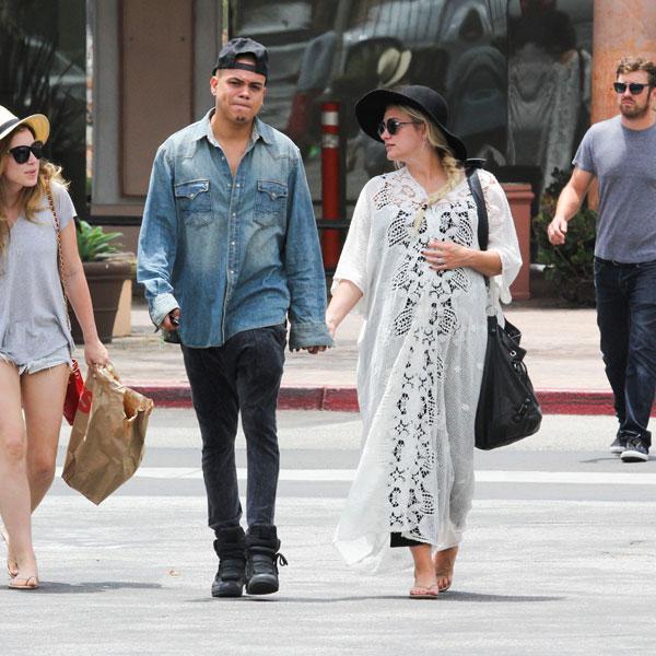 Pregnant Ashlee Simpson Holds Hands With Evan Ross