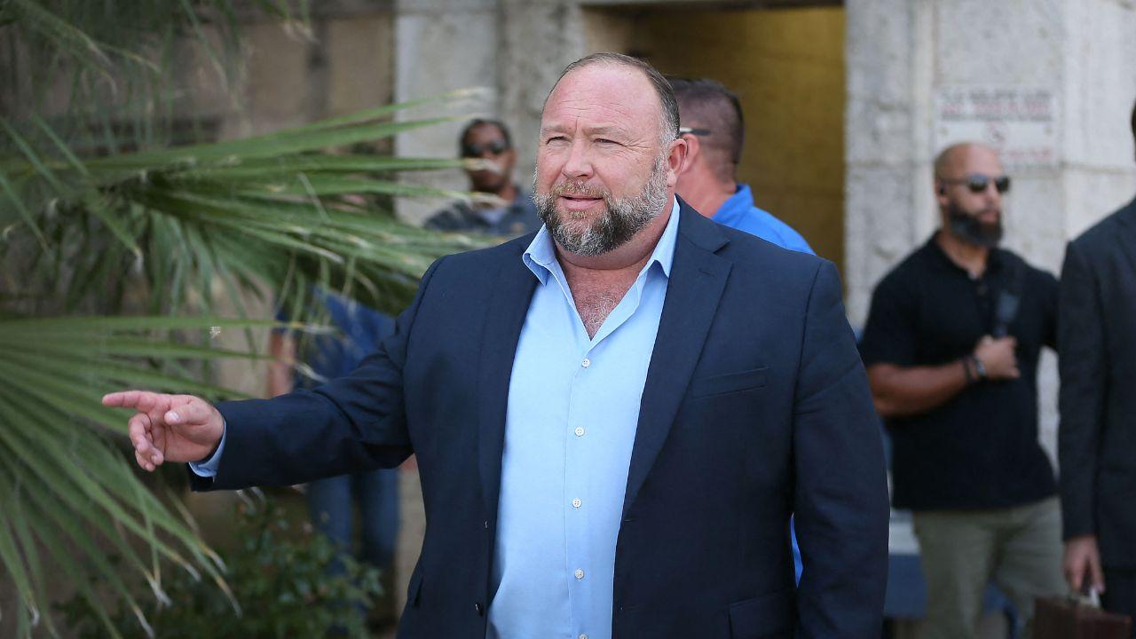 Image of Alex Jones criticized Donald Trump's handling of the Iran conflict during a livestream.