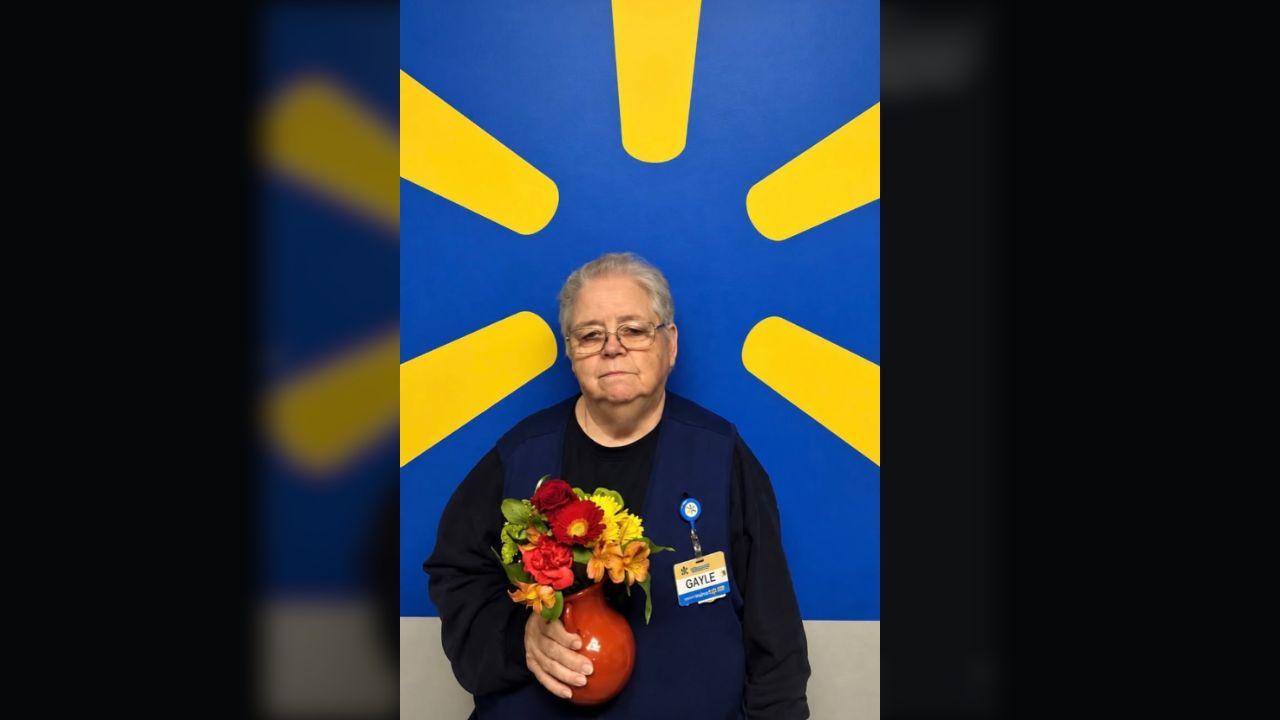Image of Walmart made netizens furious when it congratulated employee Gayle with just a few flowers to celebrate 44 years of her service with the retailer.