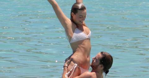 Margot robbie bikini body vacation boyfriend