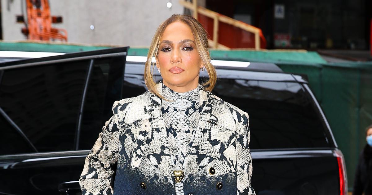 Jennifer Lopez Flaunts Green Engagement Ring In Sexy Selfie: Photo