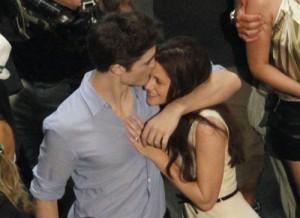 2011__03__robert_pattinson_kristen_stewart_March2newsne 300×218.jpg