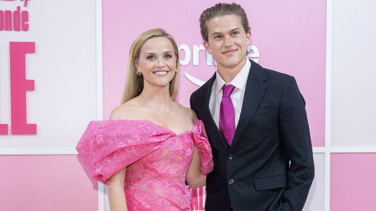 Image of Reese Witherspoon and Deacon Phillippe.