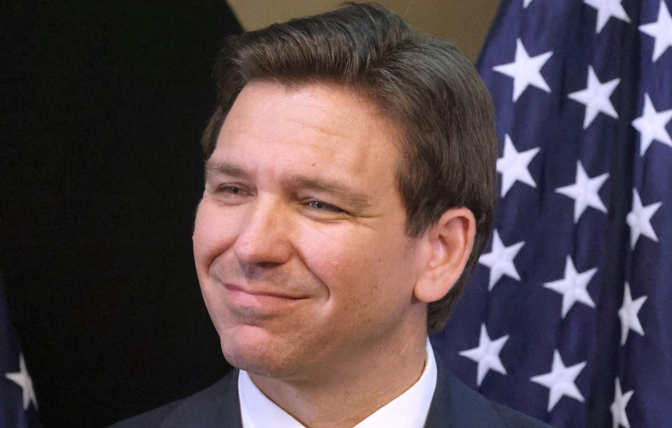 ron desantis mocked large chair makes him look little boy