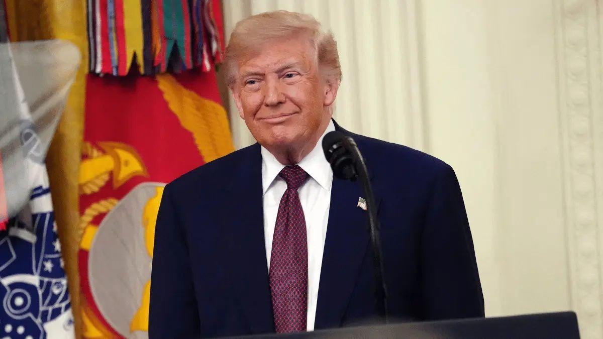 Photo of The president had a document that compared him to dictators.