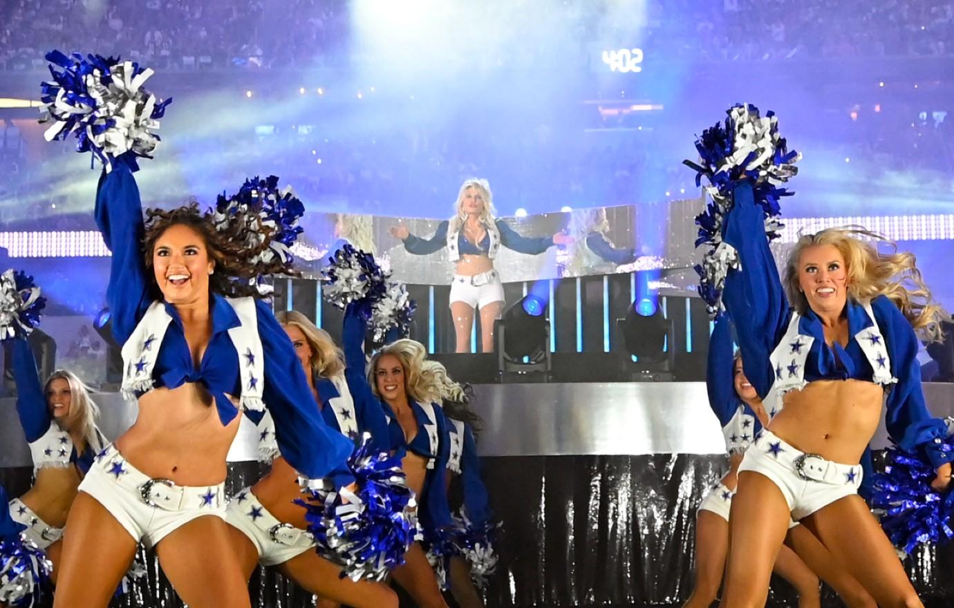 Country Rebel - Dolly Parton performed as a Dallas Cowboy's cheerleader  during halftime and left everyone's jaw on the floor, WATCH