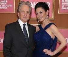2010__01__michael douglas_catherine_zeta_jones_jan22newsneg 225×189.jpg