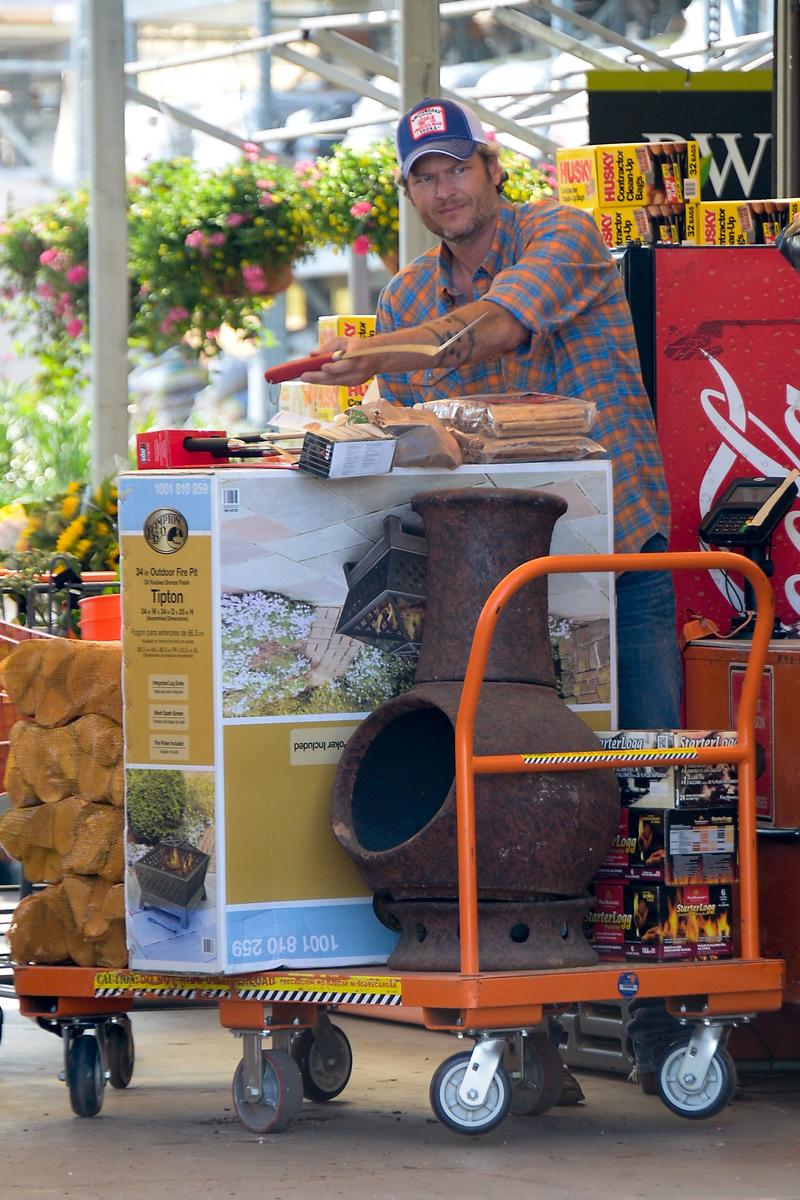 *EXCLUSIVE* Gwen Stefani and Blake Shelton take a trip to Home Depot