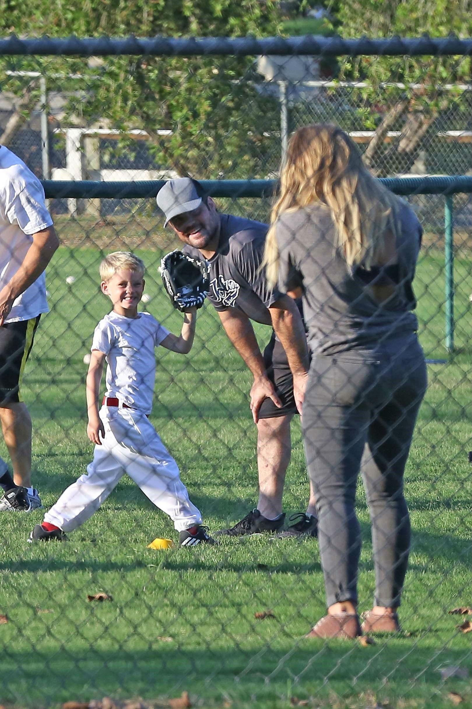 Hilary Duff And Mike Comrie Take Son To Practice Photos5