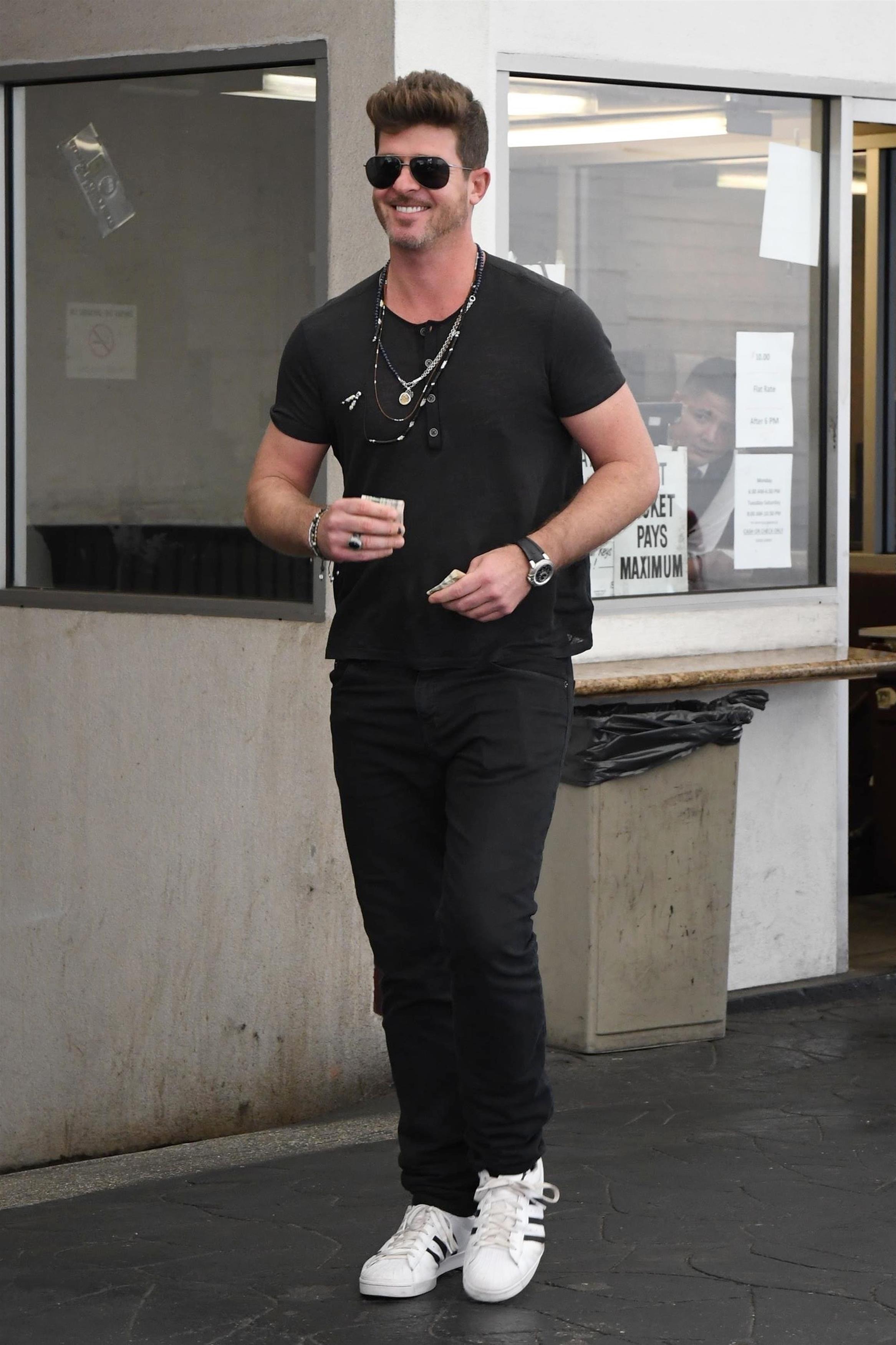 *EXCLUSIVE* Robin Thicke stops by a dermatology center in LA