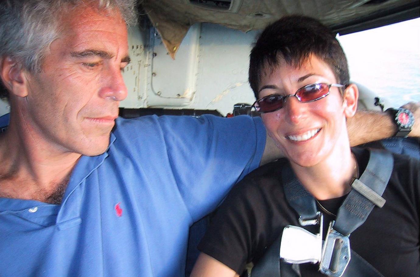 ghislaine maxwell insists dead jeffrey epstein pay legal fees