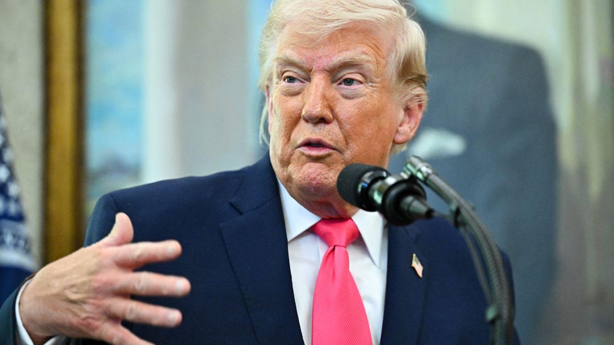 image of Donald Trump covered up his hand again on March 24. 