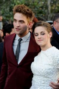 2010__07__Rob_Pattinson_Kristen_Stewart_July21news 199&#215;300.jpg