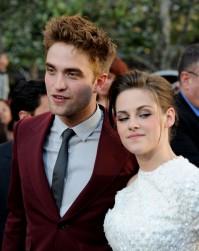 2010__07__Rob_Pattinson_Kristen_Stewart_July21news 199×300.jpg