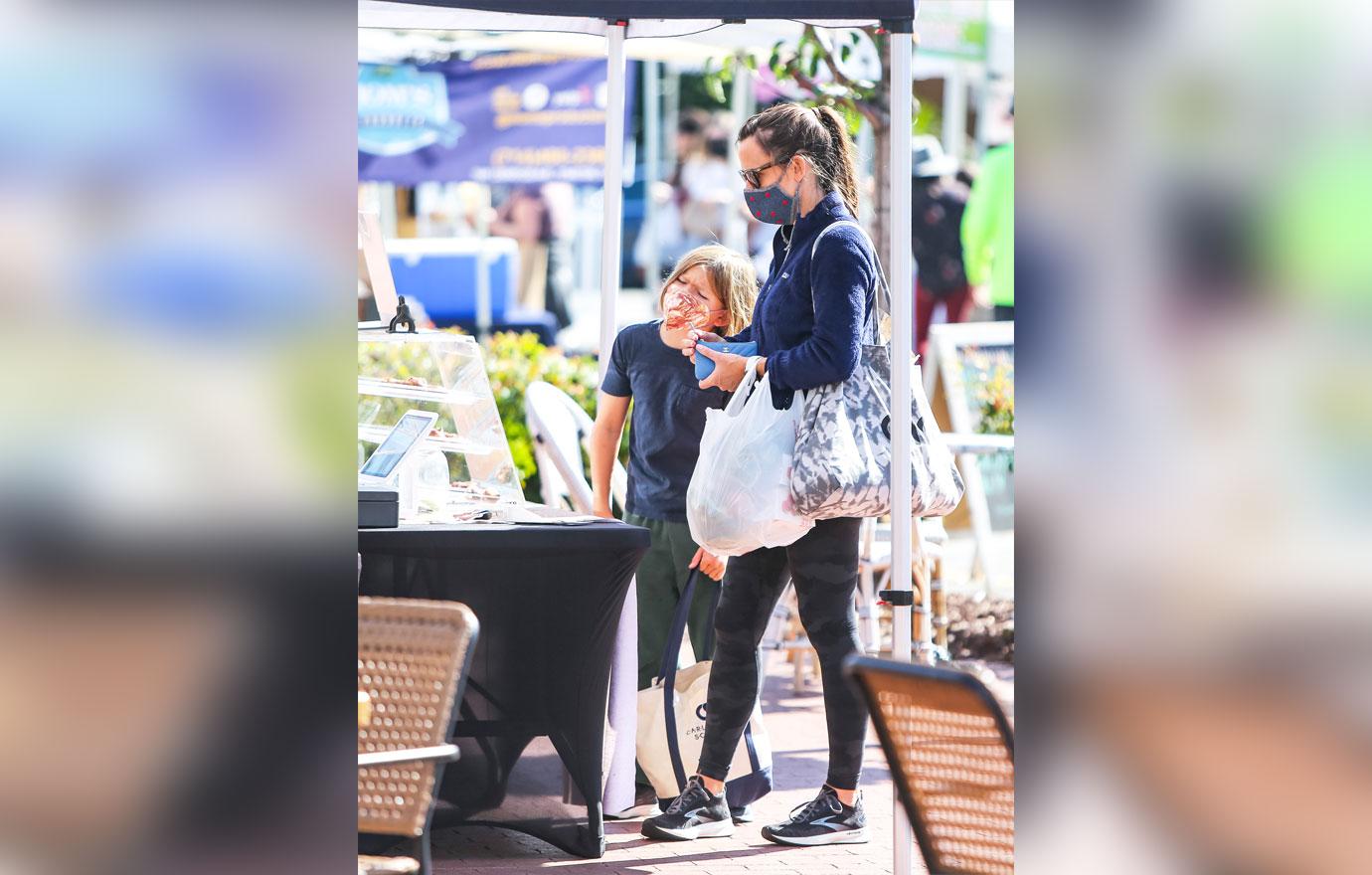 jennifer garner shopping at farmers market