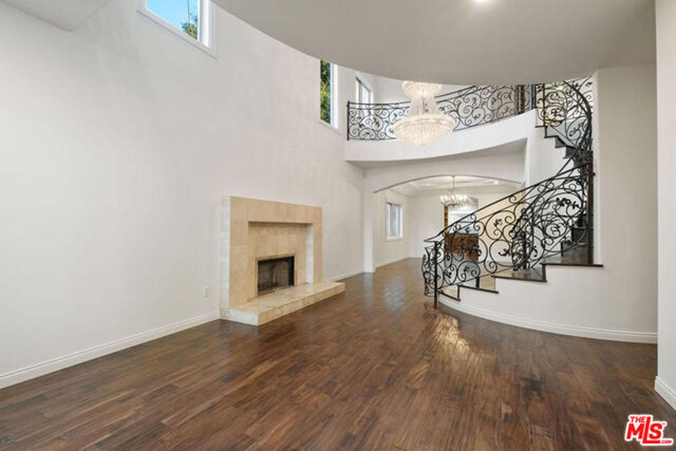 Raven-Symoné Pearman Lists Home Sherman Oaks