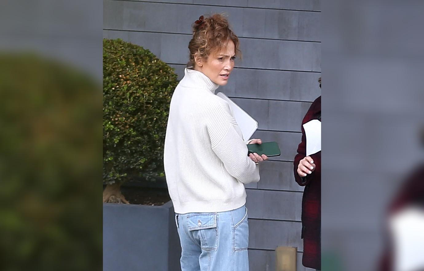 Jennifer Lopez Wore Wide-Leg Jeans to Watch Ben Affleck Lift Heavy