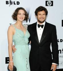 2010__12__Marion_Cotillard_Dec9newsne 221×300.jpg