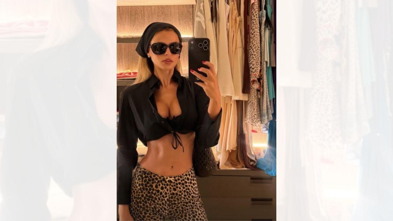 Image of Brooks Nader flaunted her cleavage and sculpted abs in the vintage look.