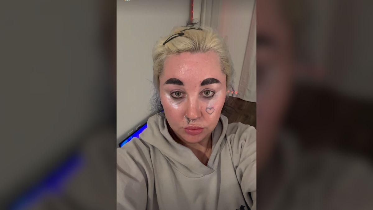 Image of Amanda Bynes now has bedazzled eyebrows.