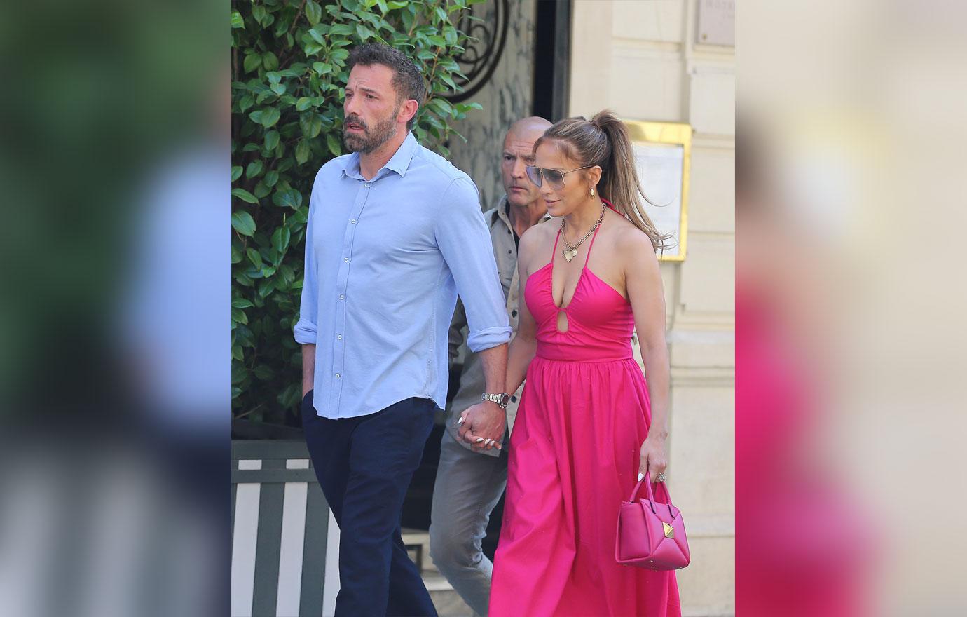 ben affleck breaks down on parisian honeymoon new wife jennifer lopez consoles him