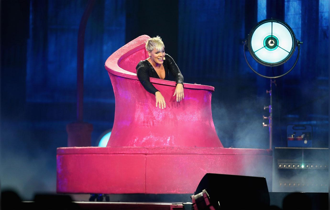 PICS Pink Returns To The Stage In Sydney After Health Scare