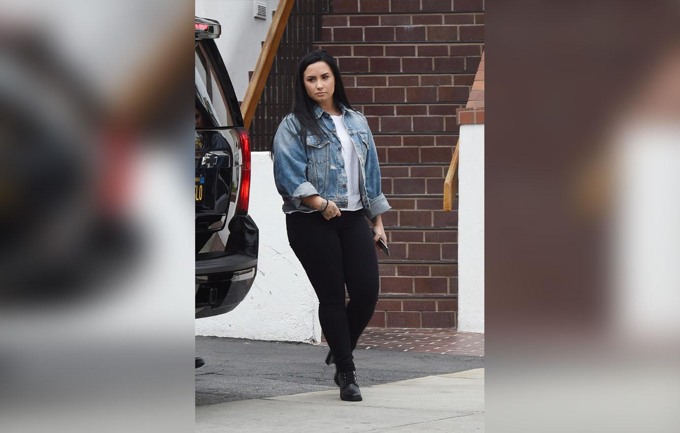 ‘Pregnant’ Demi Lovato Debuts Her Baby Bump On ‘Will And Grace’