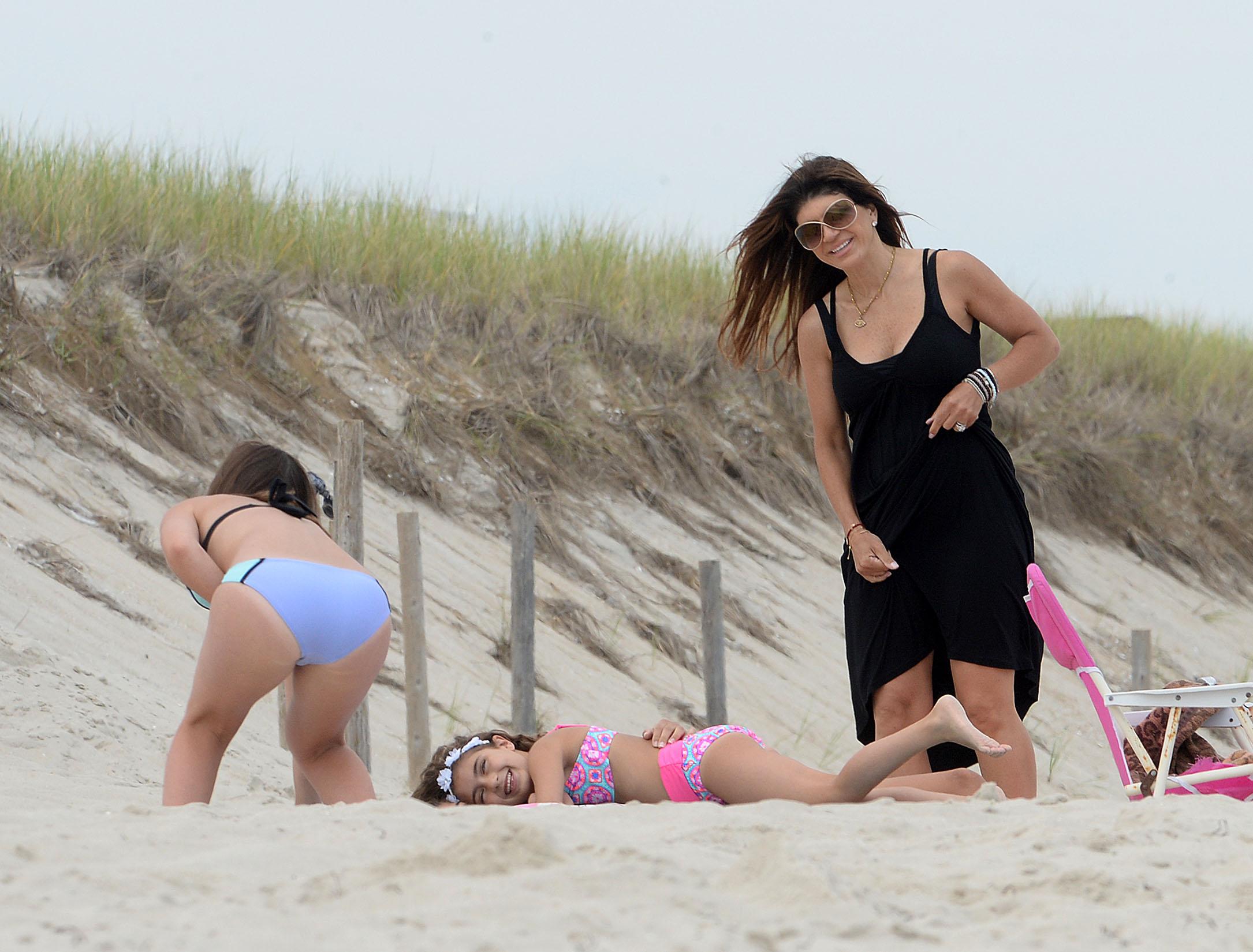 EXCLUSIVE: **PREMIUM EXCLUSIVE RATES APPLY**  Teresa Giudice and her daughters spend a family day together at the Jersey Shore