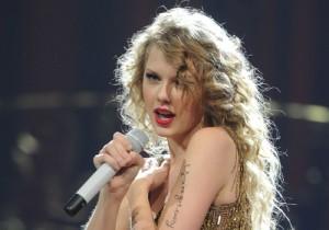 2011__09__Taylor Swift CMA Sept6ne 300&#215;210.jpg