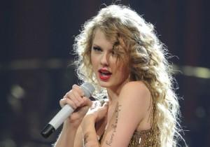 2011__09__Taylor Swift CMA Sept6ne 300×210.jpg