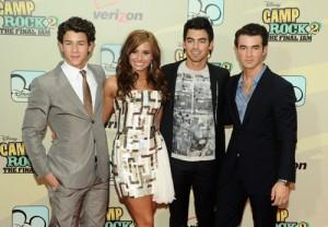 2010__12__Kevin_Jonas_Demi_Lovato_Dec10newsnea 300&#215;208.jpg