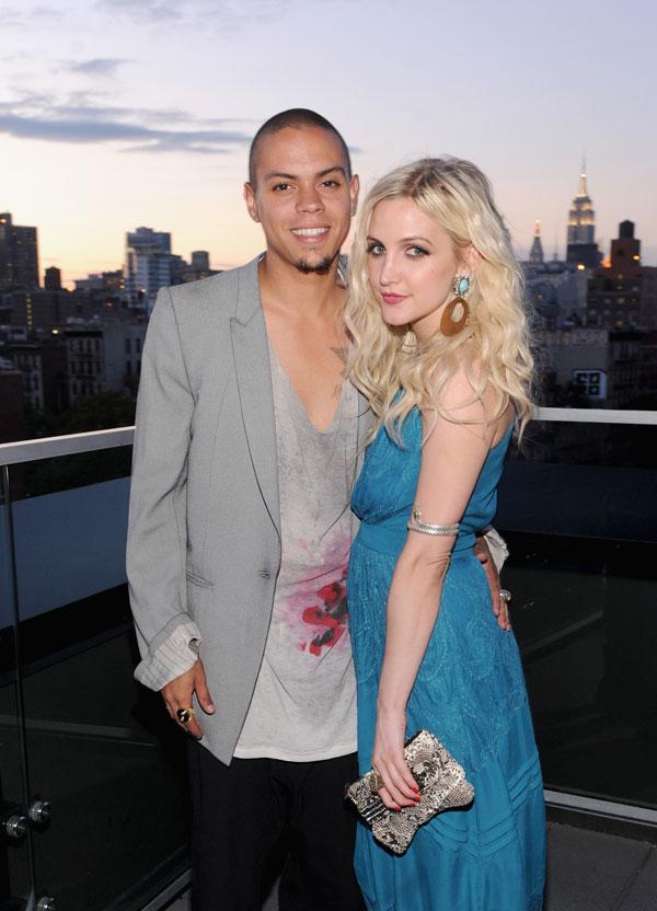 Evan ross cuddles ashlee simpson pregnancy photos 05