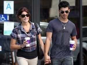 2011__10__Ashley Greene Joe Jonas Oct3ne 300×223.jpg