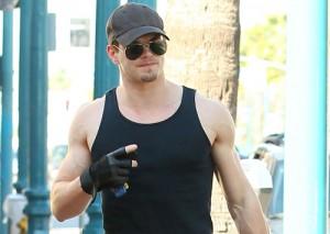 2010__11__Kellan_Lutz_Nov17_28a 300×213.jpg