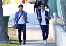 2010__02__Nick_Jonas_Joe_Jonas_Feb11_04 225&#215;157.jpg