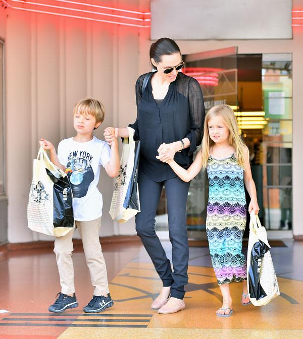 Lucky 7! Angelina Jolie Takes Twins Knox And Vivienne Shopping For 7th ...