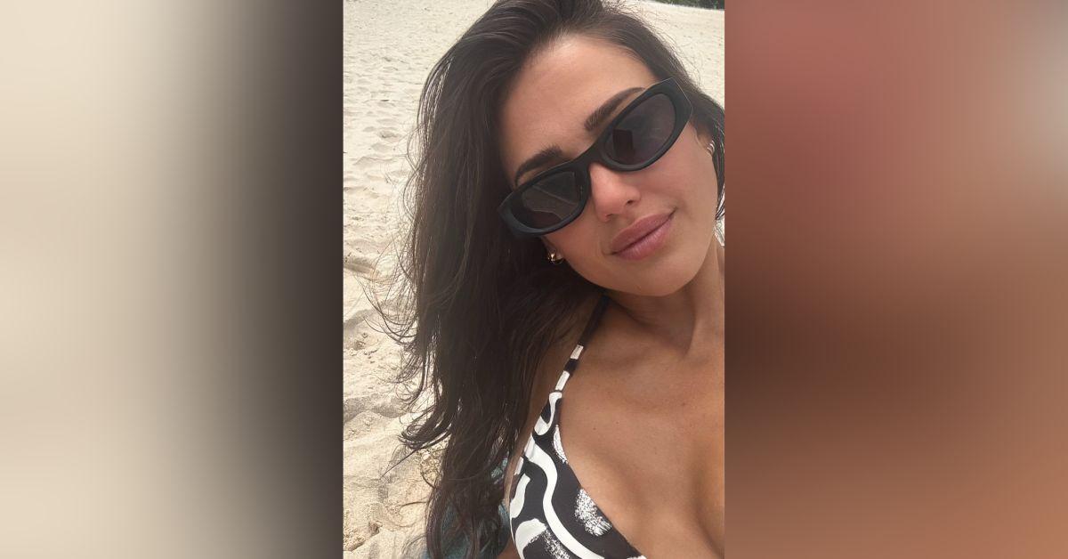 Image of Jessica Alba bared her cleavage in a busty bikini.