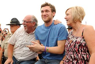 Phillip phillips my23 parents kidney surgery.jpg