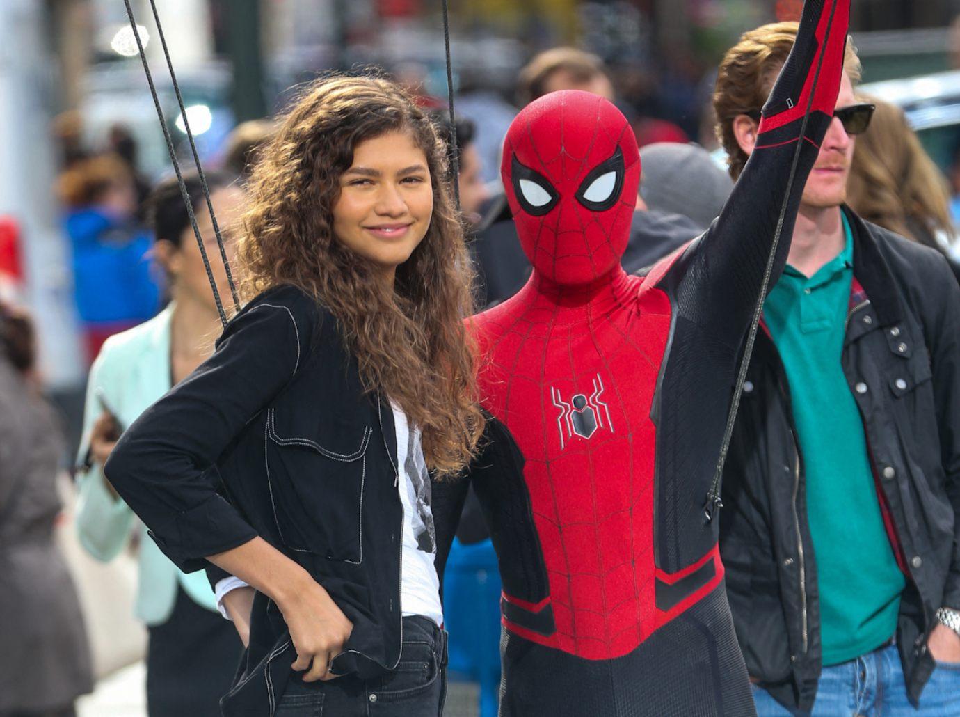 zendaya praises boyfriend tom holland managed overnight fame beautifully