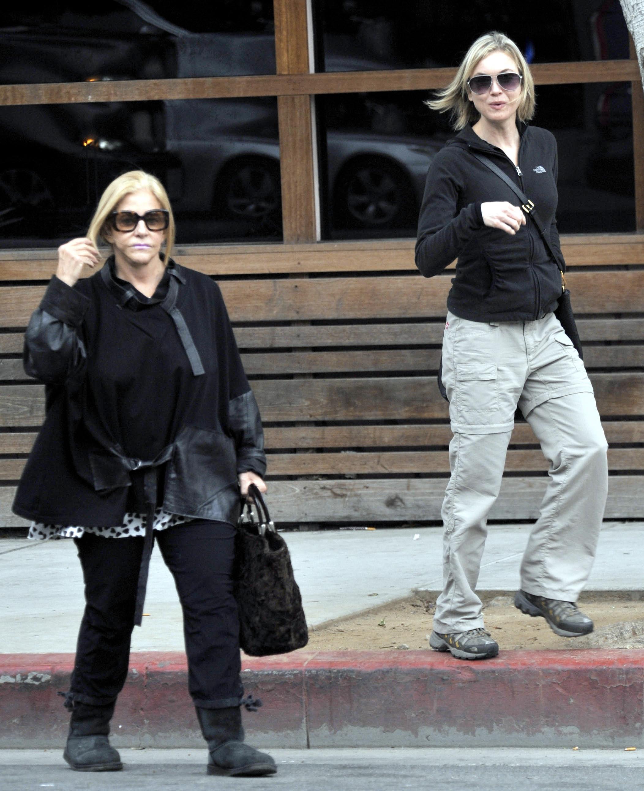 EXCLUSIVE: Renee Zellweger goes shopping with boyfriend Bradley Cooper&#8217;s mother Gloria in Santa Monica, Ca