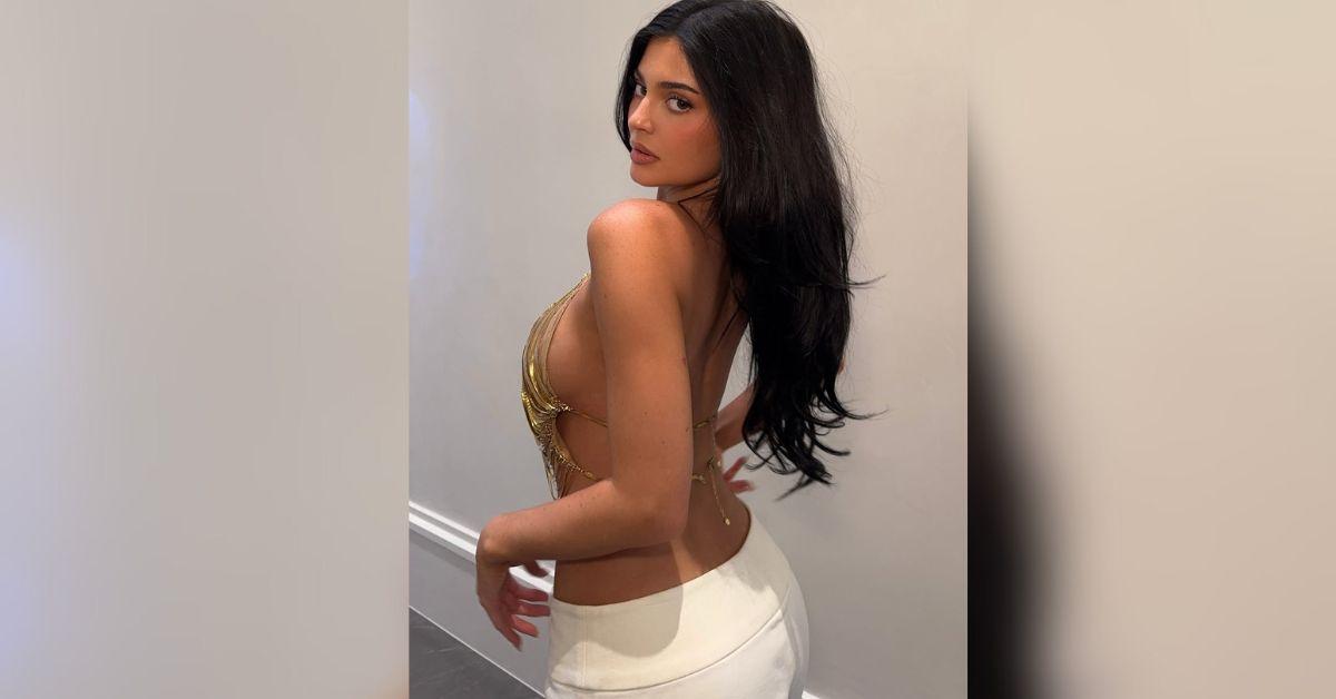 image of Kylie Jenner showed off side b--- in one shot.