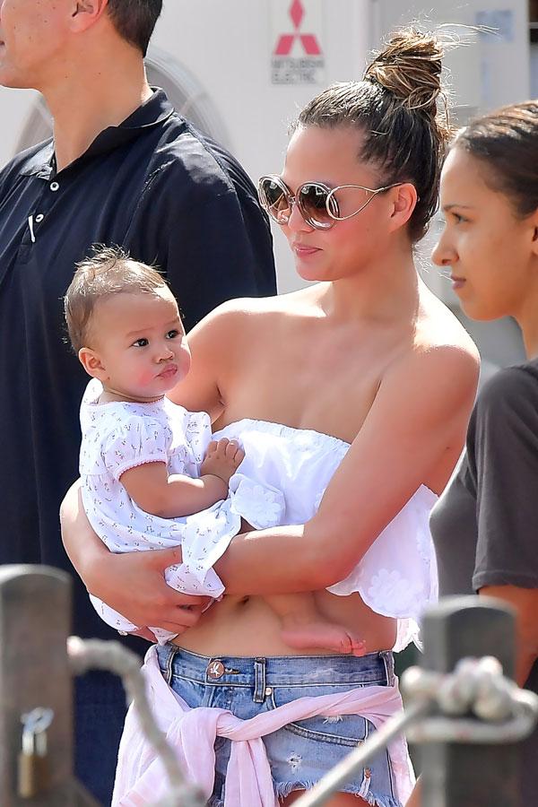 Chrissy teigen post baby body st barts 03